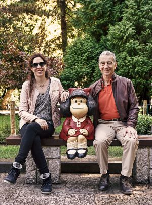 Jorge Maronna y su mujer, Claudia, con su paisana Mafalda en Oviedo.