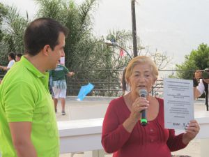 Rosalba Cardona recibe la Placa de Reconocimieto a su invento.