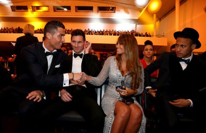 Cristiano saluda a Antonella, la mujer de Messi. Cristiano saluda a Antonella, la mujer de Messi.
