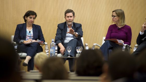 Marta Pedrajas, asesora del Ministerio de Exteriores y Cooperación; David Evans, e Iliana Olivié, analista del Real Instituto Elcano, en un momento de la intervención.