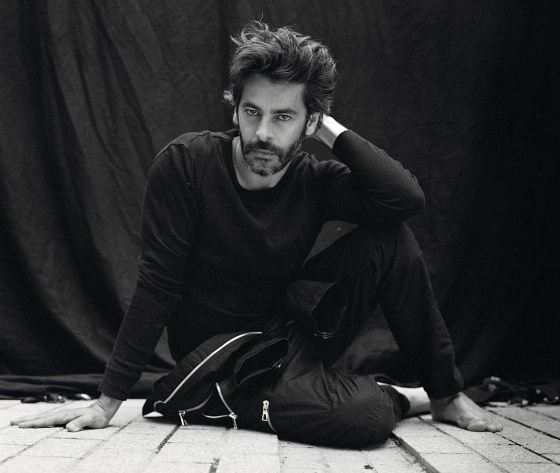 El actor lleva tanto el mono como la camiseta de Balmain x H&M.
