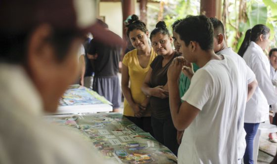 Visitantes a la feria de la diabetes escuchan las indicaciones de las voluntarias en el Hogar Social del Tío Antonio en Granada