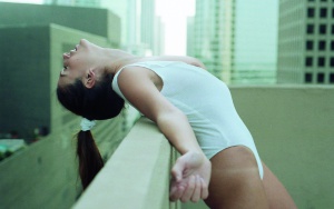 Tiene 25 años y fotografía a sofisticadas chicas desnudas de su edad