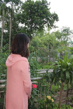 Tras dos años en China, Thuy ha conseguido rehacer su vida. Trabaja en un hotel en Hanoi y está prometida.