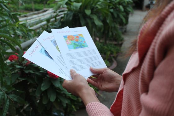 Thuy sostiene en sus manos las historias de otras jóvenes vietnamitas que como ella han sido víctimas del tráfico humano.