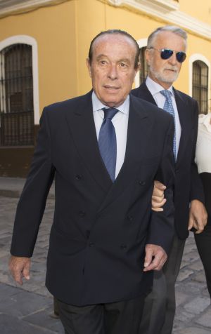 GRA092 SEVILLA, 20112015.- El torero Curro Romero, y el que fue médico de la duquesa de Alba, Francisco Trujillo, llegan a la iglesia.