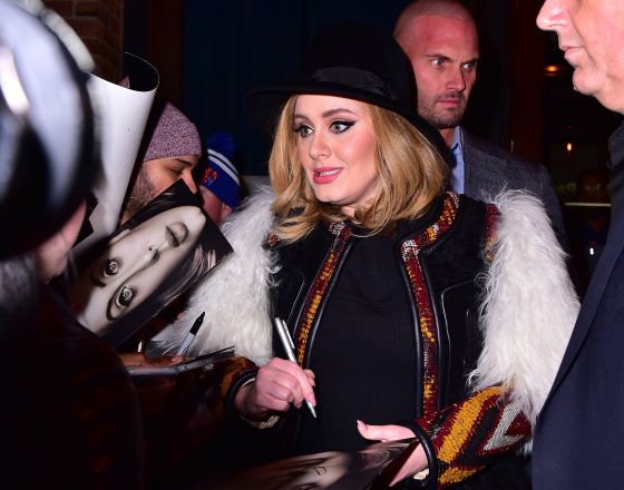 Adele firmando autógrafos esta semana en Manhattan.