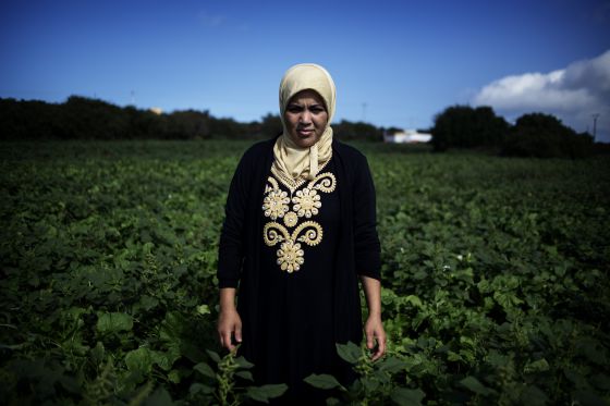 Fatima Hauhour, 30 años, jornalera agrícola y miembro de la Asociación de Mujeres Lideresas del Sector de los Frutos Rojos.