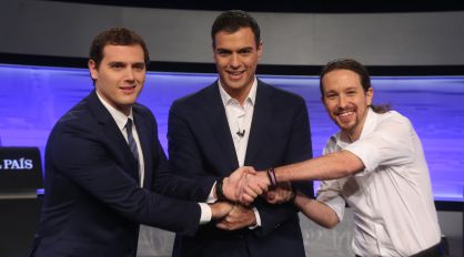 Rivera, Sánchez e Iglesias se estrechan las manos antes del debate.