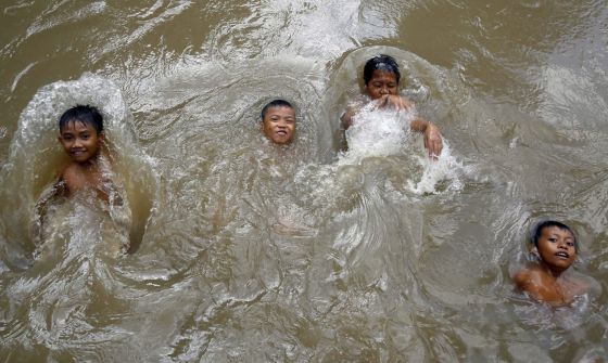 Varios niños indonesios se bañan en un río altamente contaminado en Medan, Sumatra del Norte (Indonesia) el 1 de diciembre de 2015.