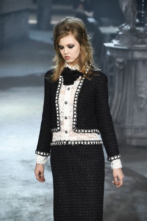 Una de las propuestas de Lagerfeld que reinterpreta el clásico traje de Chanel.