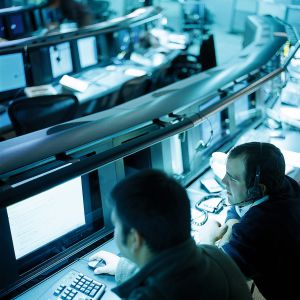 Empleados de la corporación Symantec analizan datos para la protección de clientes ante ataques de piratas informáticos.
