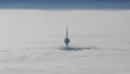 El tráfico y la combustión de estufas, unido a la baja presión del aire y al buen tiempo, han disparado la contaminación a un nuevo récord en la ciudad bosnia. En la foto, la torre de la televisión de Sarajevo sobresale sobre la polución.