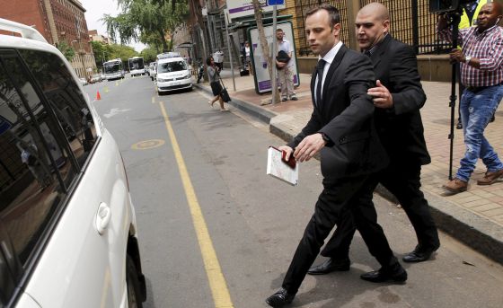 Oscar Pistorius abandonando la corte de Pretoria.