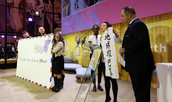 Momento final del acto: Apertura de un sobre gigantesco que contiene cartas de ciudadanos anónimos a los gobernantes que negocian durante la Cop21. Se leyeron algunas en varios idiomas y todas fueron entregadas a dos niños parisinos, guardianes y responsables simbólicos de que se cumplan todos esos deseos.