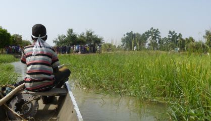 Un chico conduce una canoa hacia la isla M’Bida.