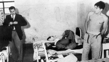 Castro (izq) y el Che en la cárcel tras ser detenidos en 1956, en México.