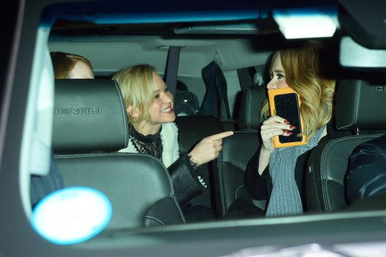 Adele, Jennifer Lawrence y Emma Stone en una cena en Nueva York a finales de noviembre.