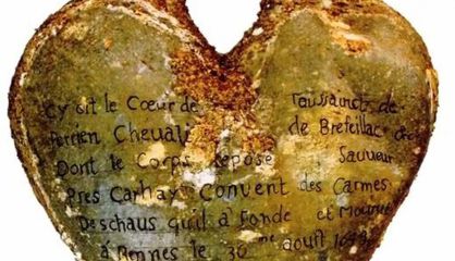 Urna de plomo que albergó el corazón de Toussaint Perrien. Urna de plomo que albergó el corazón de Toussaint Perrien.