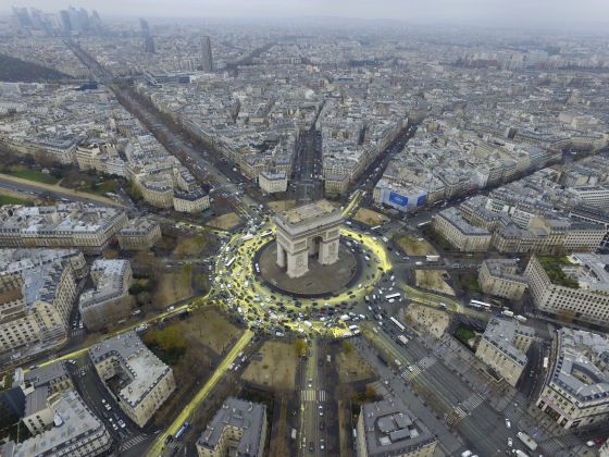 Vista aérea del Arco del Triunfo donde se ha intentado pintar un sol durante la celebración de la Conferencia sobre el Cambio Climático COP21 en París.
