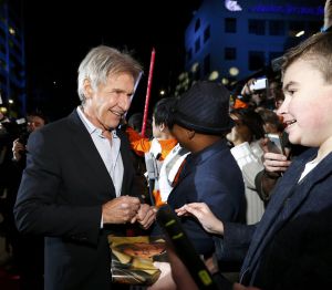 Harrison Ford atiende a los fans a su llegada a la premiere
