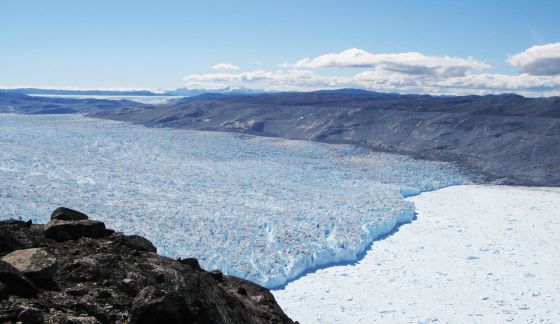 El discurrir del glaciar Kangiata Nunata Sermia (en la imagen) muestra las marcas que dejó en las colinas cuando alcanzó su mayor altura.
