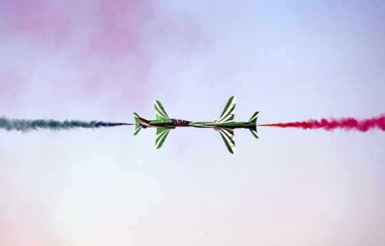 Ola de calor en Australia, acrobacias de las Fuerzas Aéreas Saudíes, decoración navideña en Medellin... Entre las mejores fotos de la jornada