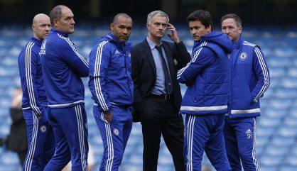 Mourinho con su equipo técnico, el pasado octubre.