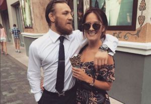 Conor y su novia, una chica irlandesa llamada Dee Devlin.