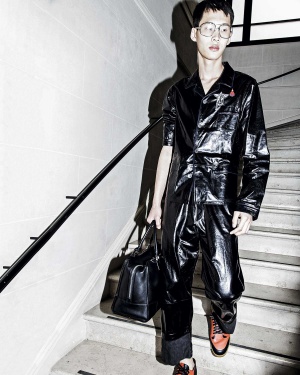 La colección PV 16 de Loewe que ha diseñado Jonathan Anderson tiene piel brillante, guiños infantiles y accesorios actualizados para el cliente de hoy. Como este bolso Amazona 44 de piel negro con parches Technochrome.