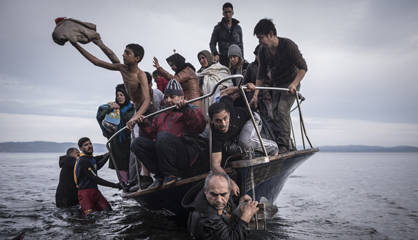 Una embarcación cargada de migrantes llega a la isla de Lesbos.
