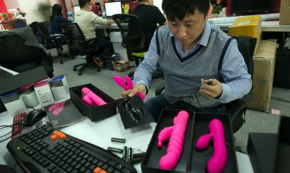 Un operario chino revisa juguetes sexuales.