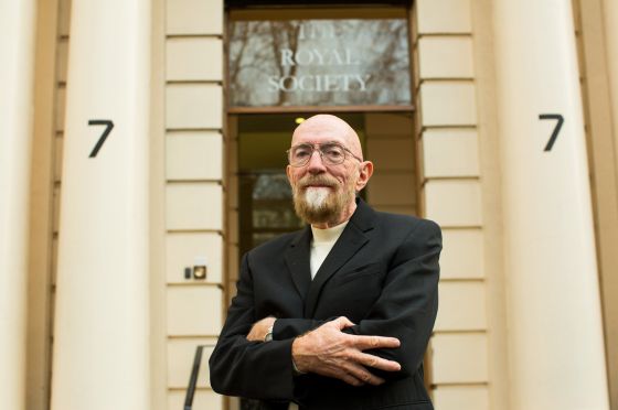 Kip Thorne posa frente a la sede de la Royal Society de Londres antes de la entrevista