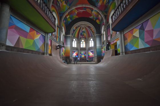 La pista de skate, reinando en el suelo de la iglesia. La pista de skate, reinando en el suelo de la iglesia.
