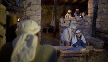 Actores cristianos encarnan a José y a María con motivo de la Navidad.