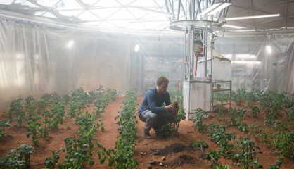Un fotograma de la película 'Marte', en la que su protagonista, interpretado por Matt Damon, queda atrapado en el planeta rojo y cultiva patatas.