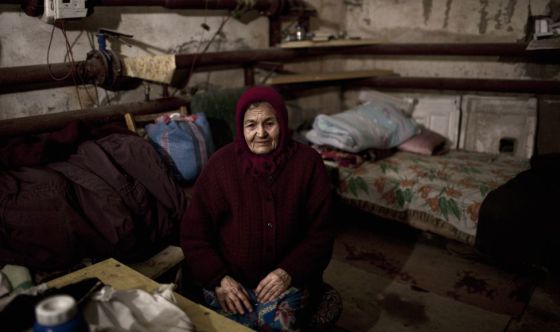 Katia, de 82 años, vive en un refugio construido durante la guerra fría y cuya función era la de albergar a cientos de civiles en caso de ataque nuclear.