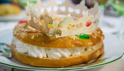 Cómo cortar un roscón de Reyes en ocho trozos iguales con tres cortes