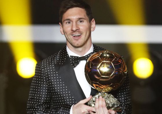 Messi con el Balón de Oro en 2012.