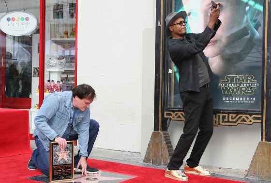 Samuel L. Jackson se hace un 'selfie' mientras Quentin Tarantino admira una estrella en el Paseo de la Fama de Hollywood. Fue el pasado diciembre.