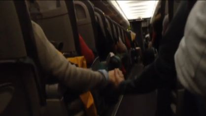 El interior de un avión de pasajeros durante un aterrizaje difícil en Bilbao. El interior de un avión de pasajeros durante un aterrizaje difícil en Bilbao.