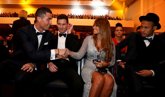 Cristiano Ronaldo saluda a Antonella Roccuzzo, en presencia de Messi y Neymar en la gala del Balon de oro