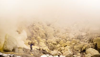 Un trabajador carga con azufre en el volcán Kawah Ijen.