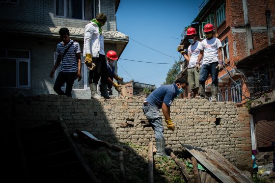Reconstrucción de una casa tras el terremoto.