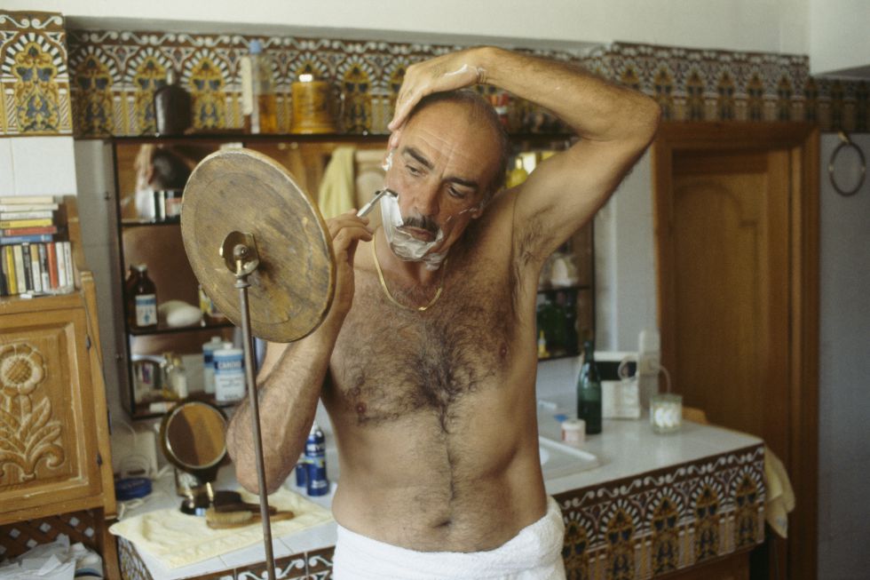 El actor escocés sir Sean Connery se afeita en el baño de su casa de Marbella ( Málaga) en septiembre de 1983.