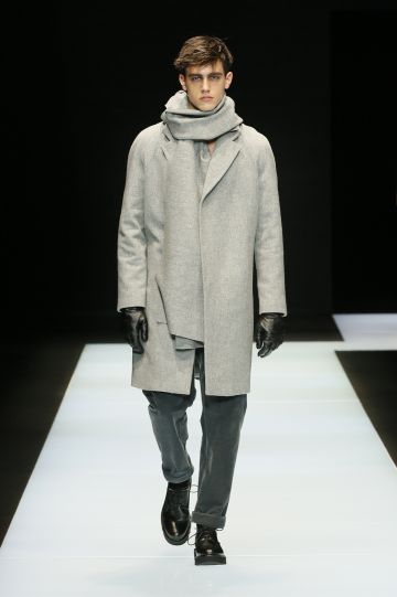 El español Xavi Serrano abrió el desfile de Emporio Armani.