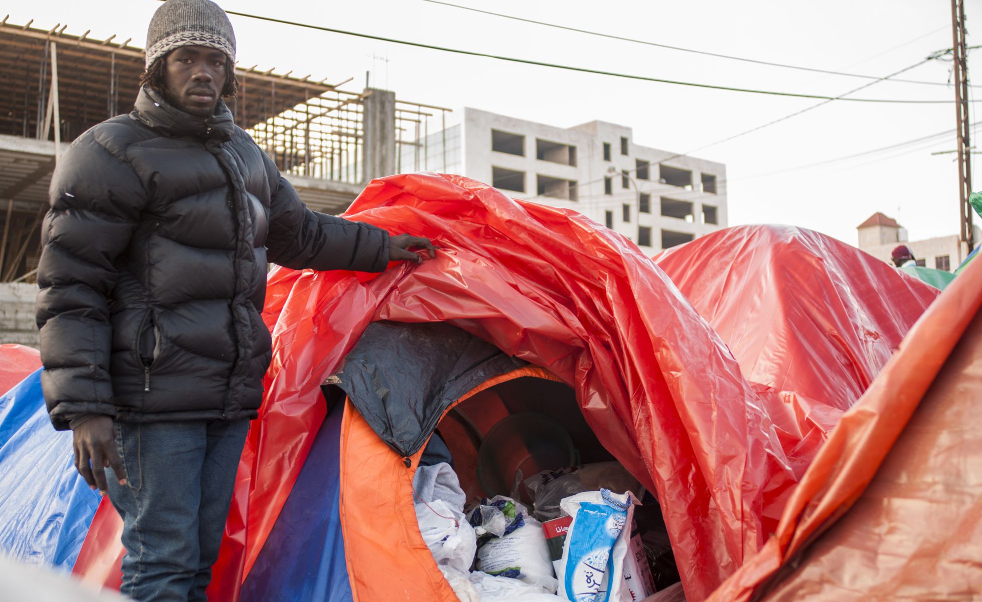 Ali muestra la tienda de campaña habilitada como despensa del asentamiento. Ali muestra la tienda de campaña habilitada como despensa del asentamiento.