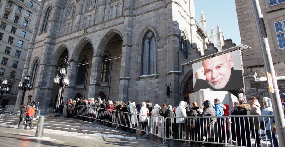 La gente a las puertas de la basílica. La gente a las puertas de la basílica.