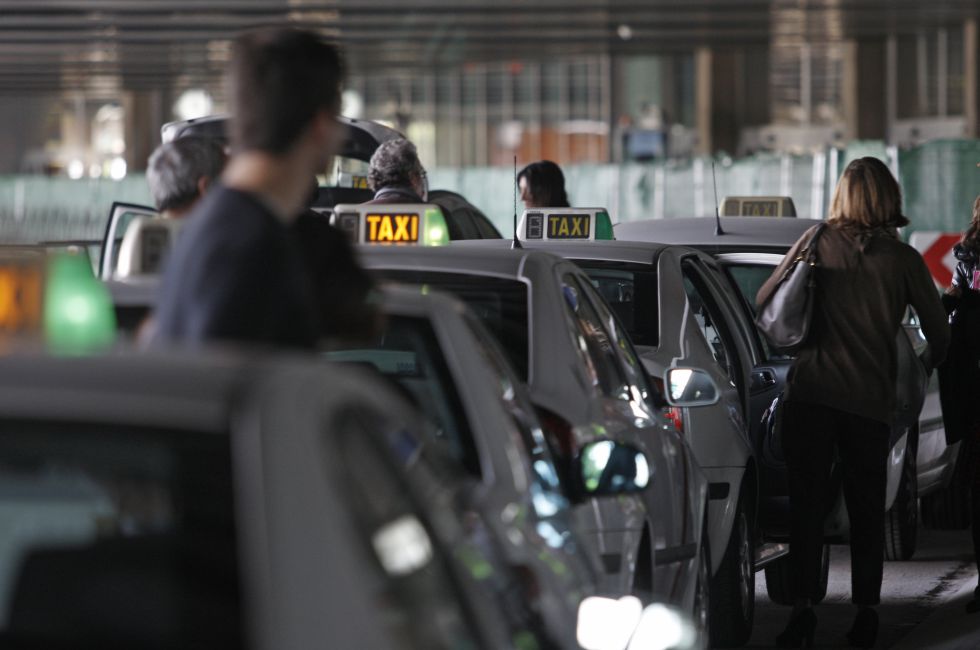 Parada de taxis en el aeropuerto Adolfo Suárez, Madrid.