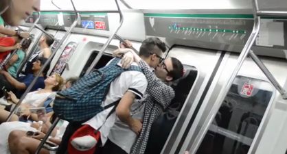 Un experimento mide la reacción de la gente ante dos hombres besándose.